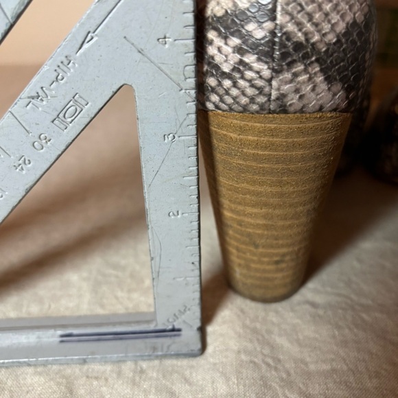 Carlos by Carlos Santana Women's Tibbie Heeled Ankle Bootie Snake Skin Size 6.5M - Picture 8 of 10